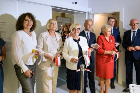 Zdjęcie przedstawia uczestników uroczystości otwarcia pracowni tomografii komputerowej w szpitalu w Nowej Dębie