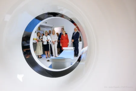 Zdjęcie przedstawia uczestników uroczystości otwarcia pracowni tomografii komputerowej w szpitalu w Nowej Dębie