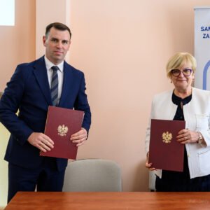 Zdjęcie przedstawia uczestników otwarcia pracowni tomografii komputerowej w Nowej Dębie