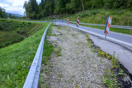 Zdjęcie przedstawia fragment osuwiska w Cisnej