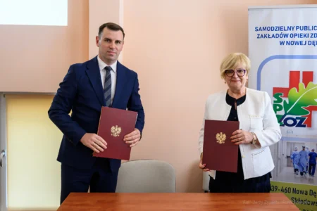 Zdjęcie przedstawia uczestników uroczystości otwarcia pracowni tomografii komputerowej w szpitalu w Nowej Dębie