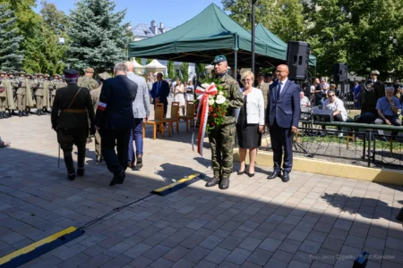 Zdjęcie przedstawia uczestników uroczystości Święta Wojska Polskiego