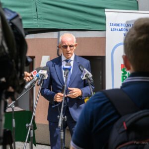 Zdjęcie przedstawia uczestników otwarcia pracowni tomografii komputerowej w Nowej Dębie