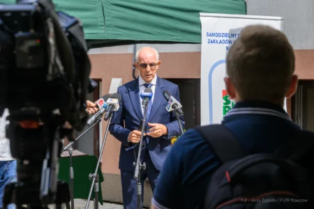 Zdjęcie przedstawia uczestników uroczystości otwarcia pracowni tomografii komputerowej w szpitalu w Nowej Dębie