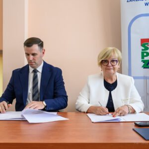 Zdjęcie przedstawia uczestników otwarcia pracowni tomografii komputerowej w Nowej Dębie