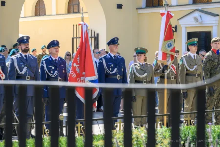 Zdjęcie przedstawia uczestników uroczystości Święta Wojska Polskiego