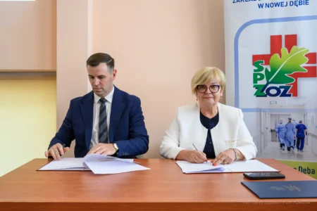 Zdjęcie przedstawia uczestników uroczystości otwarcia pracowni tomografii komputerowej w szpitalu w Nowej Dębie