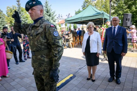 Zdjęcie przedstawia uczestników uroczystości Święta Wojska Polskiego
