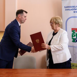 Zdjęcie przedstawia uczestników otwarcia pracowni tomografii komputerowej w Nowej Dębie