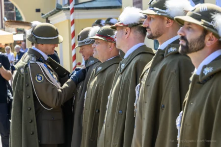 Zdjęcie przedstawia uczestników uroczystości Święta Wojska Polskiego