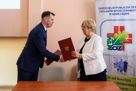 Zdjęcie przedstawia uczestników uroczystości otwarcia pracowni tomografii komputerowej w szpitalu w Nowej Dębie