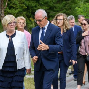 Zdjęcie przedstawia uczestników otwarcia pracowni tomografii komputerowej w Nowej Dębie