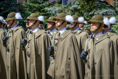 Zdjęcie przedstawia uczestników uroczystości Święta Wojska Polskiego