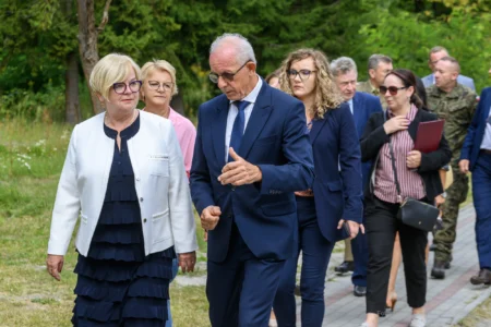 Zdjęcie przedstawia uczestników uroczystości otwarcia pracowni tomografii komputerowej w szpitalu w Nowej Dębie