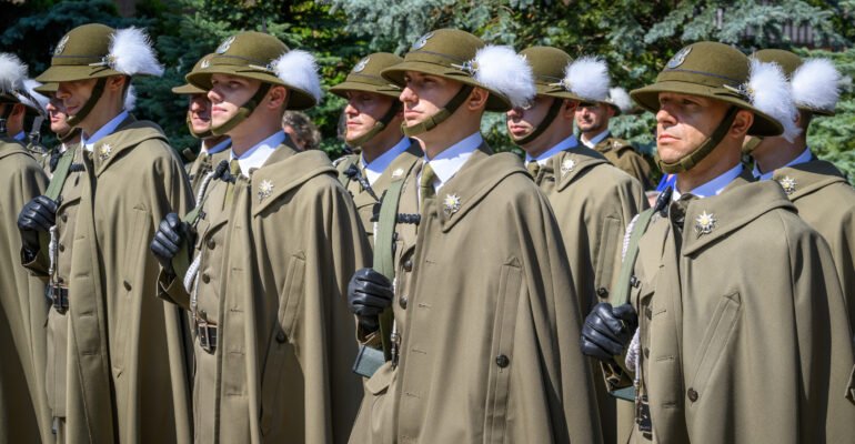 Zdjęcie przedstawia uczestników obchodów Sita Wojska Polskiego w Rzeszowie