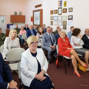 Zdjęcie przedstawia uczestników otwarcia pracowni tomografii komputerowej w Nowej Dębie