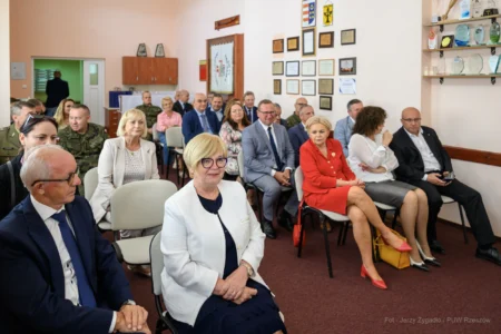 Zdjęcie przedstawia uczestników uroczystości otwarcia pracowni tomografii komputerowej w szpitalu w Nowej Dębie