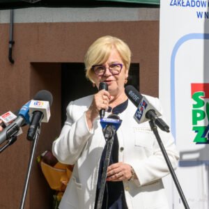 Zdjęcie przedstawia uczestników otwarcia pracowni tomografii komputerowej w Nowej Dębie