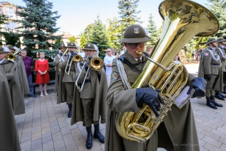 Zdjęcie przedstawia uczestników uroczystości Święta Wojska Polskiego