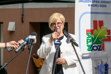 Zdjęcie przedstawia uczestników uroczystości otwarcia pracowni tomografii komputerowej w szpitalu w Nowej Dębie