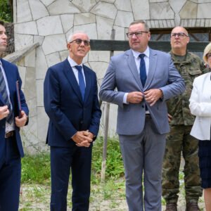 Zdjęcie przedstawia uczestników otwarcia pracowni tomografii komputerowej w Nowej Dębie