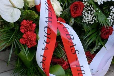 Zdjęcie przedstawia fragment wiązanki kwiatów