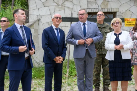 Zdjęcie przedstawia uczestników uroczystości otwarcia pracowni tomografii komputerowej w szpitalu w Nowej Dębie