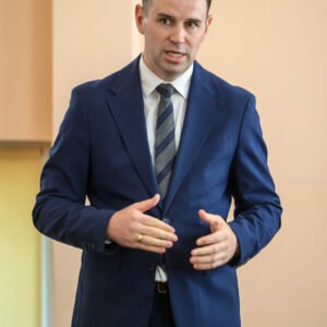 Zdjęcie przedstawia uczestników otwarcia pracowni tomografii komputerowej w Nowej Dębie