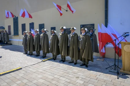 Zdjęcie przedstawia uczestników uroczystości Święta Wojska Polskiego