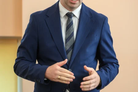 Zdjęcie przedstawia uczestników uroczystości otwarcia pracowni tomografii komputerowej w szpitalu w Nowej Dębie