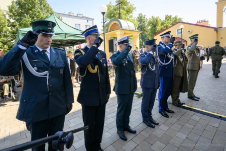 Zdjęcie przedstawia uczestników uroczystości Święta Wojska Polskiego