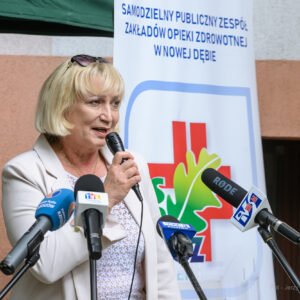 Zdjęcie przedstawia uczestników otwarcia pracowni tomografii komputerowej w Nowej Dębie