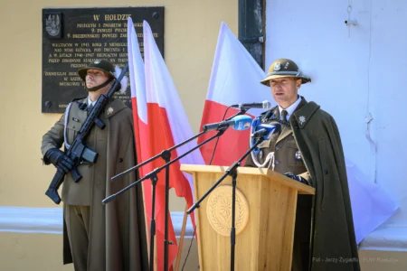 Zdjęcie przedstawia uczestników uroczystości Święta Wojska Polskiego
