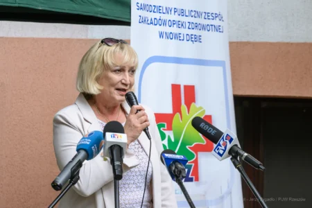 Zdjęcie przedstawia uczestników uroczystości otwarcia pracowni tomografii komputerowej w szpitalu w Nowej Dębie