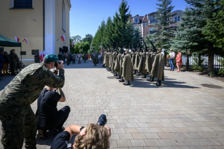 Zdjęcie przedstawia uczestników uroczystości Święta Wojska Polskiego