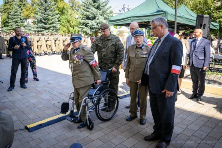 Zdjęcie przedstawia uczestników uroczystości Święta Wojska Polskiego