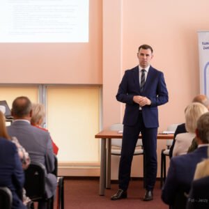 Zdjęcie przedstawia uczestników otwarcia pracowni tomografii komputerowej w Nowej Dębie