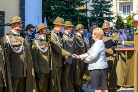 Zdjęcie przedstawia uczestników uroczystości Święta Wojska Polskiego