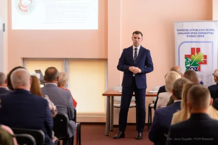 Zdjęcie przedstawia uczestników uroczystości otwarcia pracowni tomografii komputerowej w szpitalu w Nowej Dębie