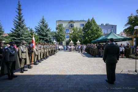 Zdjęcie przedstawia uczestników uroczystości Święta Wojska Polskiego