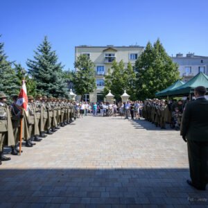 Zdjęcie przedstawia uczestników obchodów Sita Wojska Polskiego w Rzeszowie