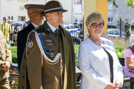 Zdjęcie przedstawia uczestników uroczystości Święta Wojska Polskiego