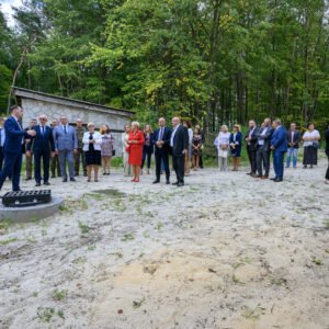 Zdjęcie przedstawia uczestników otwarcia pracowni tomografii komputerowej w Nowej Dębie