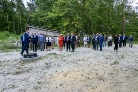 Zdjęcie przedstawia uczestników uroczystości otwarcia pracowni tomografii komputerowej w szpitalu w Nowej Dębie