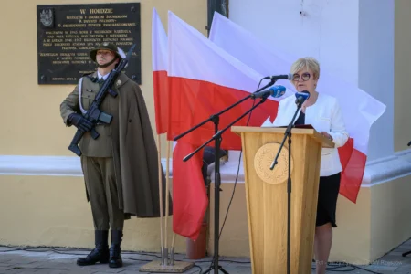 Zdjęcie przedstawia uczestników uroczystości Święta Wojska Polskiego