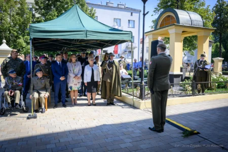 Zdjęcie przedstawia uczestników uroczystości Święta Wojska Polskiego
