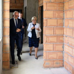 Zdjęcie przedstawia uczestników otwarcia pracowni tomografii komputerowej w Nowej Dębie