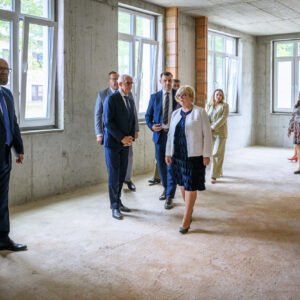 Zdjęcie przedstawia uczestników otwarcia pracowni tomografii komputerowej w Nowej Dębie