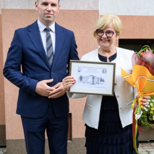 Zdjęcie przedstawia uczestników otwarcia pracowni tomografii komputerowej w Nowej Dębie