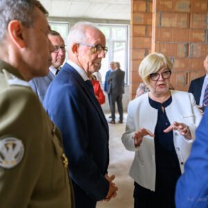 Zdjęcie przedstawia uczestników otwarcia pracowni tomografii komputerowej w Nowej Dębie
